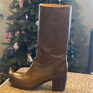 Size 8.5 B Frye tan/taupe boots